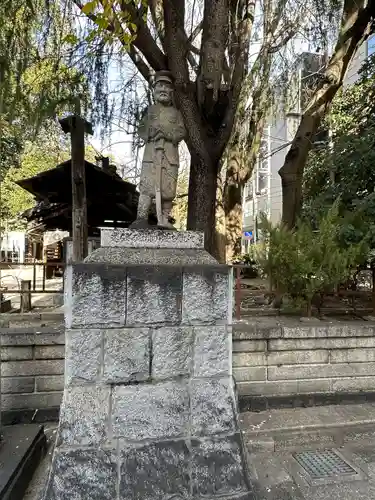 神明社の像