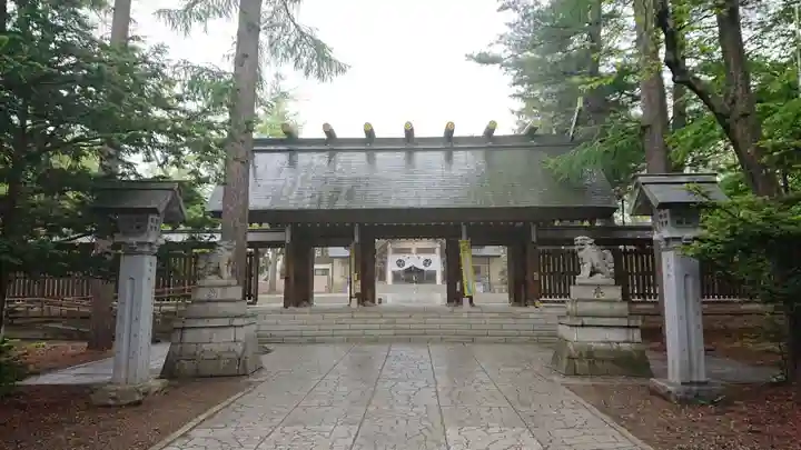 帯廣神社の山門・神門