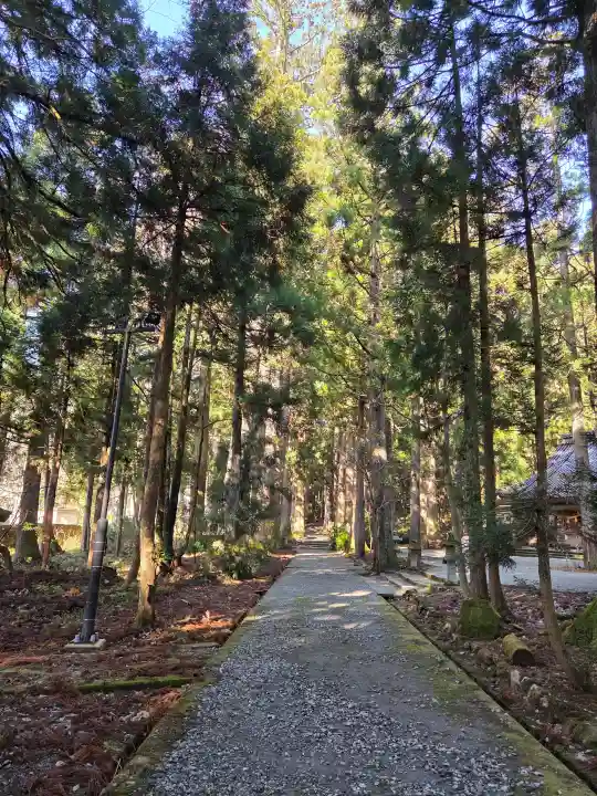 雄山神社中宮祈願殿の{uncategorized: "未分類", other: "その他", undefined: "問題あり", building: "その他建物", grave: "お墓", sacred_gate: "鳥居", guardian: "狛犬", statue: "像", buddha: "仏像", history: "歴史", nature: "自然", garden: "庭園", animal: "動物", pagoda: "塔", temizu: "手水舎", mountain_gate: "山門・神門", sanctuary: "本殿・本堂", subordinate: "末社・摂社", art: "芸術", scenery: "景色", jizo: "地蔵", ema: "絵馬", goshuin: "御朱印", omikuji: "おみくじ", items: "授与品その他", amulet: "お守り", goshuincho: "御朱印帳", eats: "食事", festival: "お祭り", votive_dance: "神楽", shichigosan: "七五三参", wedding: "結婚式", experience: "体験その他", initially: "初詣", around: "周辺", anti_infection: "感染症対策"}