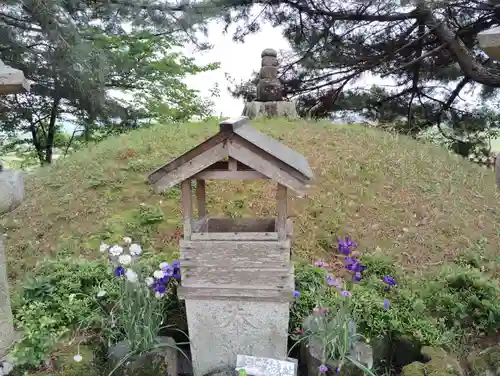 祠（清水宗治公供養塔）のお墓