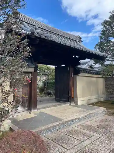 芳春院の山門