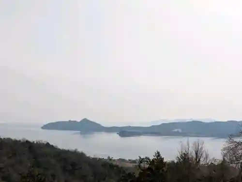 冠島沓島遥拝所（元伊勢・籠神社の海の奥宮）の{uncategorized: "未分類", other: "その他", undefined: "問題あり", building: "その他建物", grave: "お墓", sacred_gate: "鳥居", guardian: "狛犬", statue: "像", buddha: "仏像", history: "歴史", nature: "自然", garden: "庭園", animal: "動物", pagoda: "塔", temizu: "手水舎", mountain_gate: "山門・神門", sanctuary: "本殿・本堂", subordinate: "末社・摂社", art: "芸術", scenery: "景色", jizo: "地蔵", ema: "絵馬", goshuin: "御朱印", omikuji: "おみくじ", items: "授与品その他", amulet: "お守り", goshuincho: "御朱印帳", eats: "食事", festival: "お祭り", votive_dance: "神楽", shichigosan: "七五三参", wedding: "結婚式", experience: "体験その他", initially: "初詣", around: "周辺", anti_infection: "感染症対策"}