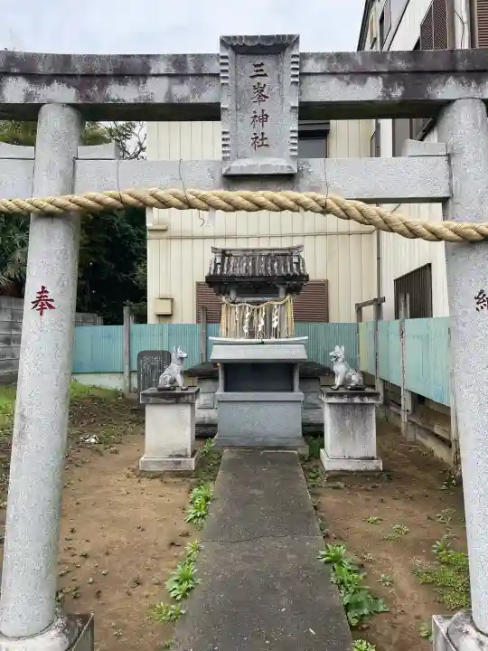 三峯神社の{uncategorized: "未分類", other: "その他", undefined: "問題あり", building: "その他建物", grave: "お墓", sacred_gate: "鳥居", guardian: "狛犬", statue: "像", buddha: "仏像", history: "歴史", nature: "自然", garden: "庭園", animal: "動物", pagoda: "塔", temizu: "手水舎", mountain_gate: "山門・神門", sanctuary: "本殿・本堂", subordinate: "末社・摂社", art: "芸術", scenery: "景色", jizo: "地蔵", ema: "絵馬", goshuin: "御朱印", omikuji: "おみくじ", items: "授与品その他", amulet: "お守り", goshuincho: "御朱印帳", eats: "食事", festival: "お祭り", votive_dance: "神楽", shichigosan: "七五三参", wedding: "結婚式", experience: "体験その他", initially: "初詣", around: "周辺", anti_infection: "感染症対策"}