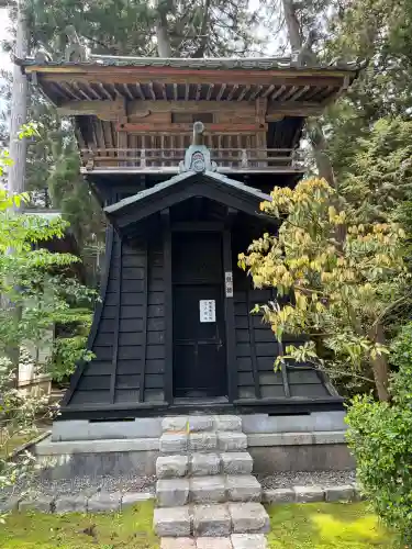 彌彦神社の{uncategorized: "未分類", other: "その他", undefined: "問題あり", building: "その他建物", grave: "お墓", sacred_gate: "鳥居", guardian: "狛犬", statue: "像", buddha: "仏像", history: "歴史", nature: "自然", garden: "庭園", animal: "動物", pagoda: "塔", temizu: "手水舎", mountain_gate: "山門・神門", sanctuary: "本殿・本堂", subordinate: "末社・摂社", art: "芸術", scenery: "景色", jizo: "地蔵", ema: "絵馬", goshuin: "御朱印", omikuji: "おみくじ", items: "授与品その他", amulet: "お守り", goshuincho: "御朱印帳", eats: "食事", festival: "お祭り", votive_dance: "神楽", shichigosan: "七五三参", wedding: "結婚式", experience: "体験その他", initially: "初詣", around: "周辺", anti_infection: "感染症対策"}