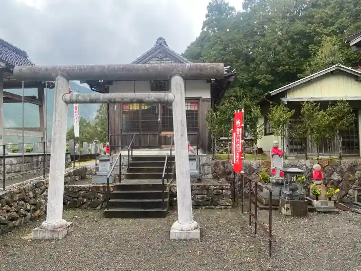 嶺泉寺の{uncategorized: "未分類", other: "その他", undefined: "問題あり", building: "その他建物", grave: "お墓", sacred_gate: "鳥居", guardian: "狛犬", statue: "像", buddha: "仏像", history: "歴史", nature: "自然", garden: "庭園", animal: "動物", pagoda: "塔", temizu: "手水舎", mountain_gate: "山門・神門", sanctuary: "本殿・本堂", subordinate: "末社・摂社", art: "芸術", scenery: "景色", jizo: "地蔵", ema: "絵馬", goshuin: "御朱印", omikuji: "おみくじ", items: "授与品その他", amulet: "お守り", goshuincho: "御朱印帳", eats: "食事", festival: "お祭り", votive_dance: "神楽", shichigosan: "七五三参", wedding: "結婚式", experience: "体験その他", initially: "初詣", around: "周辺", anti_infection: "感染症対策"}