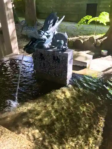 雄山神社中宮祈願殿の手水舎