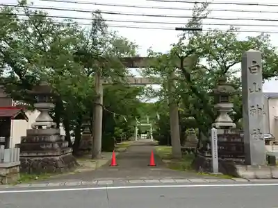 白山神社(木曽川町黒田)の鳥居