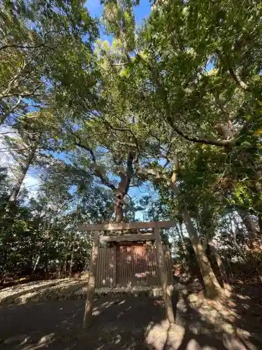 河原神社（豊受大神宮摂社）・毛理神社（豊受大神宮末社）の{uncategorized: "未分類", other: "その他", undefined: "問題あり", building: "その他建物", grave: "お墓", sacred_gate: "鳥居", guardian: "狛犬", statue: "像", buddha: "仏像", history: "歴史", nature: "自然", garden: "庭園", animal: "動物", pagoda: "塔", temizu: "手水舎", mountain_gate: "山門・神門", sanctuary: "本殿・本堂", subordinate: "末社・摂社", art: "芸術", scenery: "景色", jizo: "地蔵", ema: "絵馬", goshuin: "御朱印", omikuji: "おみくじ", items: "授与品その他", amulet: "お守り", goshuincho: "御朱印帳", eats: "食事", festival: "お祭り", votive_dance: "神楽", shichigosan: "七五三参", wedding: "結婚式", experience: "体験その他", initially: "初詣", around: "周辺", anti_infection: "感染症対策"}