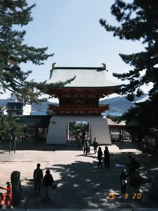 赤間神宮の{uncategorized: "未分類", other: "その他", undefined: "問題あり", building: "その他建物", grave: "お墓", sacred_gate: "鳥居", guardian: "狛犬", statue: "像", buddha: "仏像", history: "歴史", nature: "自然", garden: "庭園", animal: "動物", pagoda: "塔", temizu: "手水舎", mountain_gate: "山門・神門", sanctuary: "本殿・本堂", subordinate: "末社・摂社", art: "芸術", scenery: "景色", jizo: "地蔵", ema: "絵馬", goshuin: "御朱印", omikuji: "おみくじ", items: "授与品その他", amulet: "お守り", goshuincho: "御朱印帳", eats: "食事", festival: "お祭り", votive_dance: "神楽", shichigosan: "七五三参", wedding: "結婚式", experience: "体験その他", initially: "初詣", around: "周辺", anti_infection: "感染症対策"}