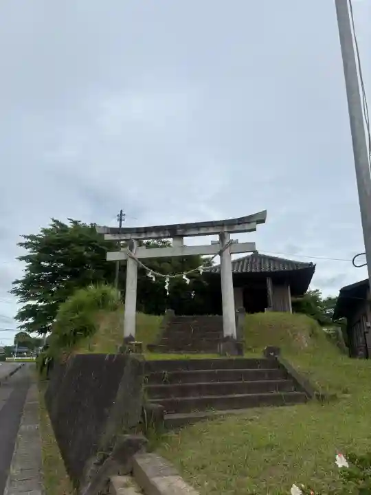天王社の{uncategorized: "未分類", other: "その他", undefined: "問題あり", building: "その他建物", grave: "お墓", sacred_gate: "鳥居", guardian: "狛犬", statue: "像", buddha: "仏像", history: "歴史", nature: "自然", garden: "庭園", animal: "動物", pagoda: "塔", temizu: "手水舎", mountain_gate: "山門・神門", sanctuary: "本殿・本堂", subordinate: "末社・摂社", art: "芸術", scenery: "景色", jizo: "地蔵", ema: "絵馬", goshuin: "御朱印", omikuji: "おみくじ", items: "授与品その他", amulet: "お守り", goshuincho: "御朱印帳", eats: "食事", festival: "お祭り", votive_dance: "神楽", shichigosan: "七五三参", wedding: "結婚式", experience: "体験その他", initially: "初詣", around: "周辺", anti_infection: "感染症対策"}