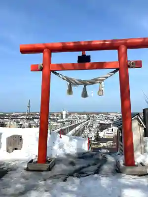 星置神社の{uncategorized: "未分類", other: "その他", undefined: "問題あり", building: "その他建物", grave: "お墓", sacred_gate: "鳥居", guardian: "狛犬", statue: "像", buddha: "仏像", history: "歴史", nature: "自然", garden: "庭園", animal: "動物", pagoda: "塔", temizu: "手水舎", mountain_gate: "山門・神門", sanctuary: "本殿・本堂", subordinate: "末社・摂社", art: "芸術", scenery: "景色", jizo: "地蔵", ema: "絵馬", goshuin: "御朱印", omikuji: "おみくじ", items: "授与品その他", amulet: "お守り", goshuincho: "御朱印帳", eats: "食事", festival: "お祭り", votive_dance: "神楽", shichigosan: "七五三参", wedding: "結婚式", experience: "体験その他", initially: "初詣", around: "周辺", anti_infection: "感染症対策"}