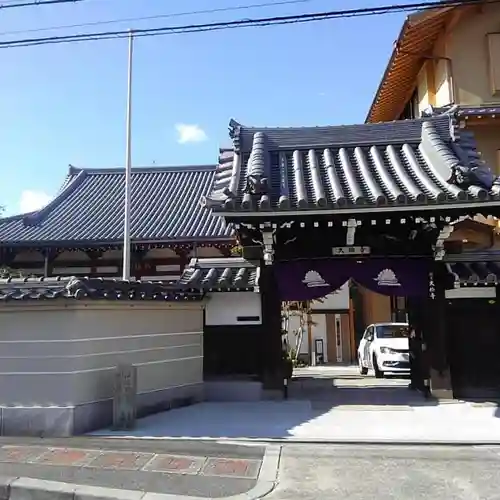 大倫寺の山門