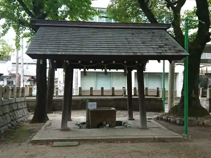 神明社の手水舎