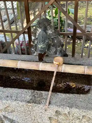 神明社の手水舎