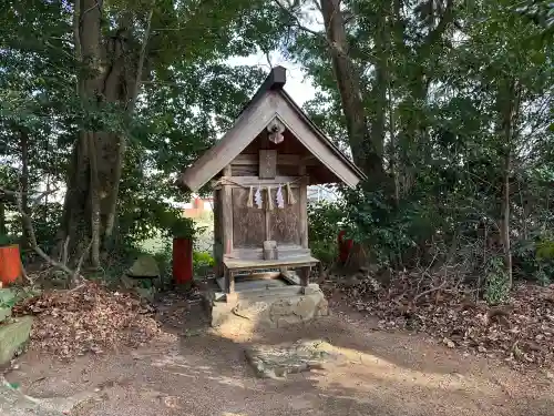 六所神社の{uncategorized: "未分類", other: "その他", undefined: "問題あり", building: "その他建物", grave: "お墓", sacred_gate: "鳥居", guardian: "狛犬", statue: "像", buddha: "仏像", history: "歴史", nature: "自然", garden: "庭園", animal: "動物", pagoda: "塔", temizu: "手水舎", mountain_gate: "山門・神門", sanctuary: "本殿・本堂", subordinate: "末社・摂社", art: "芸術", scenery: "景色", jizo: "地蔵", ema: "絵馬", goshuin: "御朱印", omikuji: "おみくじ", items: "授与品その他", amulet: "お守り", goshuincho: "御朱印帳", eats: "食事", festival: "お祭り", votive_dance: "神楽", shichigosan: "七五三参", wedding: "結婚式", experience: "体験その他", initially: "初詣", around: "周辺", anti_infection: "感染症対策"}