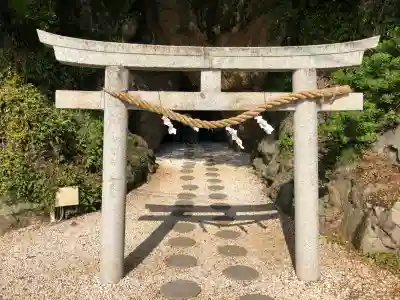 安乎岩戸神社（旧表記：安乎岩戸信龍神社）の{uncategorized: "未分類", other: "その他", undefined: "問題あり", building: "その他建物", grave: "お墓", sacred_gate: "鳥居", guardian: "狛犬", statue: "像", buddha: "仏像", history: "歴史", nature: "自然", garden: "庭園", animal: "動物", pagoda: "塔", temizu: "手水舎", mountain_gate: "山門・神門", sanctuary: "本殿・本堂", subordinate: "末社・摂社", art: "芸術", scenery: "景色", jizo: "地蔵", ema: "絵馬", goshuin: "御朱印", omikuji: "おみくじ", items: "授与品その他", amulet: "お守り", goshuincho: "御朱印帳", eats: "食事", festival: "お祭り", votive_dance: "神楽", shichigosan: "七五三参", wedding: "結婚式", experience: "体験その他", initially: "初詣", around: "周辺", anti_infection: "感染症対策"}