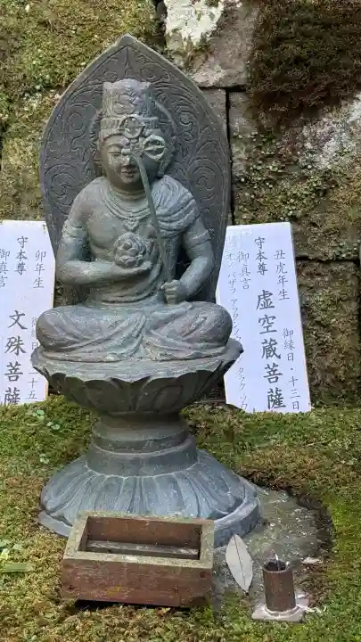 大本山七宝瀧寺の{uncategorized: "未分類", other: "その他", undefined: "問題あり", building: "その他建物", grave: "お墓", sacred_gate: "鳥居", guardian: "狛犬", statue: "像", buddha: "仏像", history: "歴史", nature: "自然", garden: "庭園", animal: "動物", pagoda: "塔", temizu: "手水舎", mountain_gate: "山門・神門", sanctuary: "本殿・本堂", subordinate: "末社・摂社", art: "芸術", scenery: "景色", jizo: "地蔵", ema: "絵馬", goshuin: "御朱印", omikuji: "おみくじ", items: "授与品その他", amulet: "お守り", goshuincho: "御朱印帳", eats: "食事", festival: "お祭り", votive_dance: "神楽", shichigosan: "七五三参", wedding: "結婚式", experience: "体験その他", initially: "初詣", around: "周辺", anti_infection: "感染症対策"}