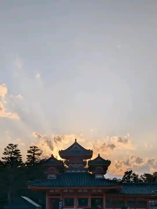 平安神宮の{uncategorized: "未分類", other: "その他", undefined: "問題あり", building: "その他建物", grave: "お墓", sacred_gate: "鳥居", guardian: "狛犬", statue: "像", buddha: "仏像", history: "歴史", nature: "自然", garden: "庭園", animal: "動物", pagoda: "塔", temizu: "手水舎", mountain_gate: "山門・神門", sanctuary: "本殿・本堂", subordinate: "末社・摂社", art: "芸術", scenery: "景色", jizo: "地蔵", ema: "絵馬", goshuin: "御朱印", omikuji: "おみくじ", items: "授与品その他", amulet: "お守り", goshuincho: "御朱印帳", eats: "食事", festival: "お祭り", votive_dance: "神楽", shichigosan: "七五三参", wedding: "結婚式", experience: "体験その他", initially: "初詣", around: "周辺", anti_infection: "感染症対策"}