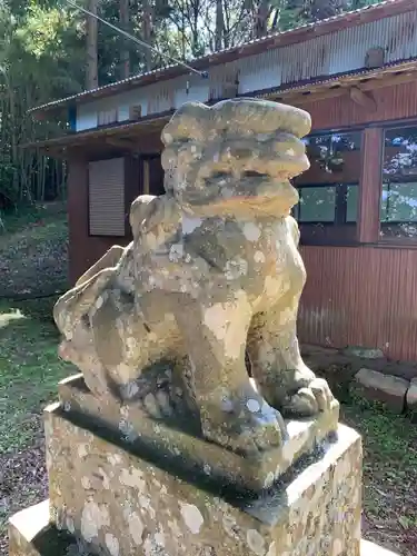 東神社の狛犬