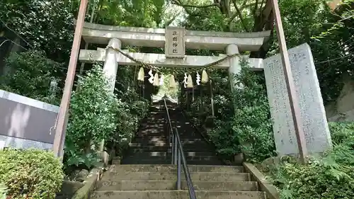 座間神社の鳥居