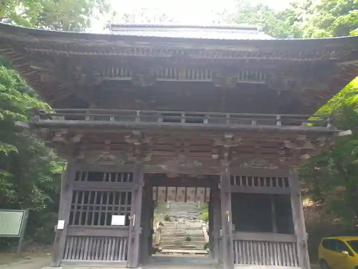 椎尾山薬王院の山門・神門