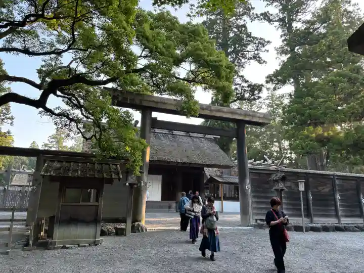 伊勢神宮外宮(豊受大神宮)の{uncategorized: "未分類", other: "その他", undefined: "問題あり", building: "その他建物", grave: "お墓", sacred_gate: "鳥居", guardian: "狛犬", statue: "像", buddha: "仏像", history: "歴史", nature: "自然", garden: "庭園", animal: "動物", pagoda: "塔", temizu: "手水舎", mountain_gate: "山門・神門", sanctuary: "本殿・本堂", subordinate: "末社・摂社", art: "芸術", scenery: "景色", jizo: "地蔵", ema: "絵馬", goshuin: "御朱印", omikuji: "おみくじ", items: "授与品その他", amulet: "お守り", goshuincho: "御朱印帳", eats: "食事", festival: "お祭り", votive_dance: "神楽", shichigosan: "七五三参", wedding: "結婚式", experience: "体験その他", initially: "初詣", around: "周辺", anti_infection: "感染症対策"}