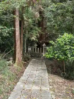 五百井神社の{uncategorized: "未分類", other: "その他", undefined: "問題あり", building: "その他建物", grave: "お墓", sacred_gate: "鳥居", guardian: "狛犬", statue: "像", buddha: "仏像", history: "歴史", nature: "自然", garden: "庭園", animal: "動物", pagoda: "塔", temizu: "手水舎", mountain_gate: "山門・神門", sanctuary: "本殿・本堂", subordinate: "末社・摂社", art: "芸術", scenery: "景色", jizo: "地蔵", ema: "絵馬", goshuin: "御朱印", omikuji: "おみくじ", items: "授与品その他", amulet: "お守り", goshuincho: "御朱印帳", eats: "食事", festival: "お祭り", votive_dance: "神楽", shichigosan: "七五三参", wedding: "結婚式", experience: "体験その他", initially: "初詣", around: "周辺", anti_infection: "感染症対策"}