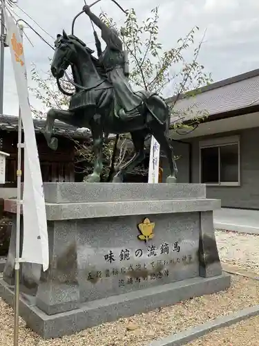 味鋺神社の像