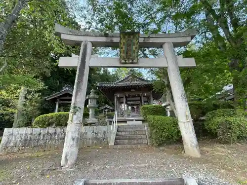 八幡神社 (山本)の{uncategorized: "未分類", other: "その他", undefined: "問題あり", building: "その他建物", grave: "お墓", sacred_gate: "鳥居", guardian: "狛犬", statue: "像", buddha: "仏像", history: "歴史", nature: "自然", garden: "庭園", animal: "動物", pagoda: "塔", temizu: "手水舎", mountain_gate: "山門・神門", sanctuary: "本殿・本堂", subordinate: "末社・摂社", art: "芸術", scenery: "景色", jizo: "地蔵", ema: "絵馬", goshuin: "御朱印", omikuji: "おみくじ", items: "授与品その他", amulet: "お守り", goshuincho: "御朱印帳", eats: "食事", festival: "お祭り", votive_dance: "神楽", shichigosan: "七五三参", wedding: "結婚式", experience: "体験その他", initially: "初詣", around: "周辺", anti_infection: "感染症対策"}