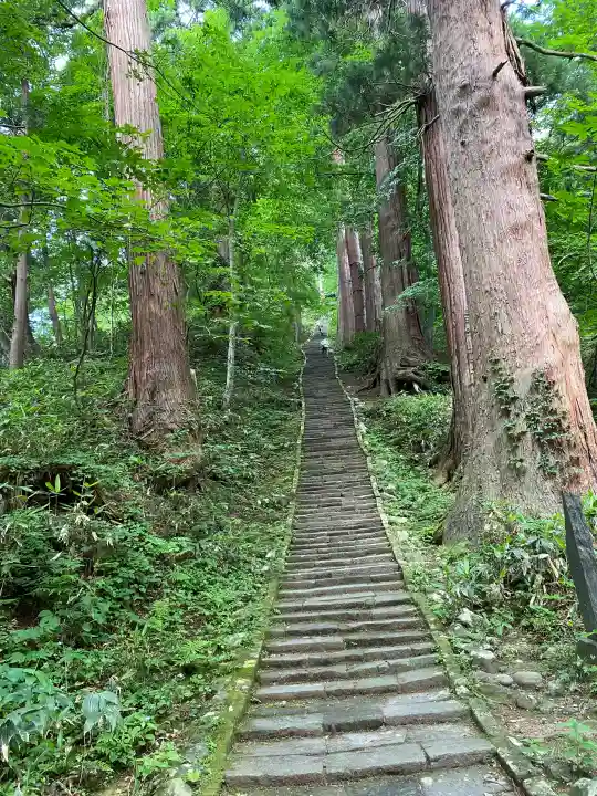 出羽神社(出羽三山神社)~三神合祭殿~の{uncategorized: "未分類", other: "その他", undefined: "問題あり", building: "その他建物", grave: "お墓", sacred_gate: "鳥居", guardian: "狛犬", statue: "像", buddha: "仏像", history: "歴史", nature: "自然", garden: "庭園", animal: "動物", pagoda: "塔", temizu: "手水舎", mountain_gate: "山門・神門", sanctuary: "本殿・本堂", subordinate: "末社・摂社", art: "芸術", scenery: "景色", jizo: "地蔵", ema: "絵馬", goshuin: "御朱印", omikuji: "おみくじ", items: "授与品その他", amulet: "お守り", goshuincho: "御朱印帳", eats: "食事", festival: "お祭り", votive_dance: "神楽", shichigosan: "七五三参", wedding: "結婚式", experience: "体験その他", initially: "初詣", around: "周辺", anti_infection: "感染症対策"}