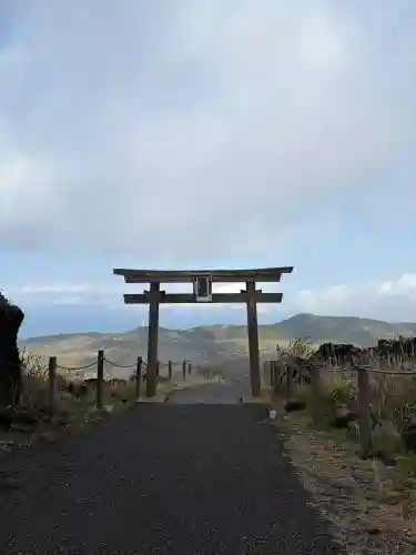 三原神社上社の{uncategorized: "未分類", other: "その他", undefined: "問題あり", building: "その他建物", grave: "お墓", sacred_gate: "鳥居", guardian: "狛犬", statue: "像", buddha: "仏像", history: "歴史", nature: "自然", garden: "庭園", animal: "動物", pagoda: "塔", temizu: "手水舎", mountain_gate: "山門・神門", sanctuary: "本殿・本堂", subordinate: "末社・摂社", art: "芸術", scenery: "景色", jizo: "地蔵", ema: "絵馬", goshuin: "御朱印", omikuji: "おみくじ", items: "授与品その他", amulet: "お守り", goshuincho: "御朱印帳", eats: "食事", festival: "お祭り", votive_dance: "神楽", shichigosan: "七五三参", wedding: "結婚式", experience: "体験その他", initially: "初詣", around: "周辺", anti_infection: "感染症対策"}