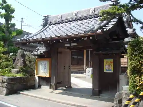 流泉寺の山門