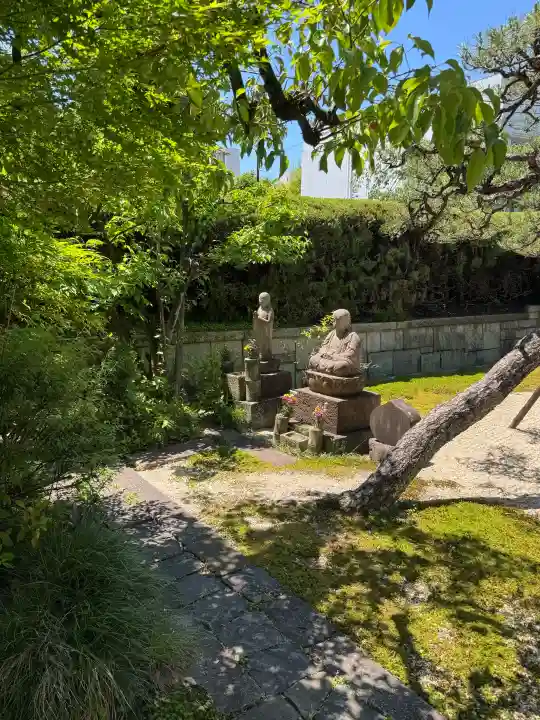 海福寺の{uncategorized: "未分類", other: "その他", undefined: "問題あり", building: "その他建物", grave: "お墓", sacred_gate: "鳥居", guardian: "狛犬", statue: "像", buddha: "仏像", history: "歴史", nature: "自然", garden: "庭園", animal: "動物", pagoda: "塔", temizu: "手水舎", mountain_gate: "山門・神門", sanctuary: "本殿・本堂", subordinate: "末社・摂社", art: "芸術", scenery: "景色", jizo: "地蔵", ema: "絵馬", goshuin: "御朱印", omikuji: "おみくじ", items: "授与品その他", amulet: "お守り", goshuincho: "御朱印帳", eats: "食事", festival: "お祭り", votive_dance: "神楽", shichigosan: "七五三参", wedding: "結婚式", experience: "体験その他", initially: "初詣", around: "周辺", anti_infection: "感染症対策"}