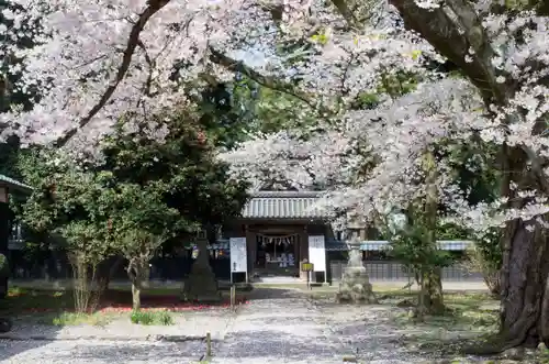 守りの神　藤基神社の山門・神門