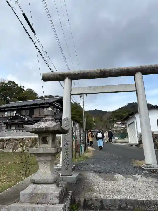 眞名井神社(籠神社奥宮)の{uncategorized: "未分類", other: "その他", undefined: "問題あり", building: "その他建物", grave: "お墓", sacred_gate: "鳥居", guardian: "狛犬", statue: "像", buddha: "仏像", history: "歴史", nature: "自然", garden: "庭園", animal: "動物", pagoda: "塔", temizu: "手水舎", mountain_gate: "山門・神門", sanctuary: "本殿・本堂", subordinate: "末社・摂社", art: "芸術", scenery: "景色", jizo: "地蔵", ema: "絵馬", goshuin: "御朱印", omikuji: "おみくじ", items: "授与品その他", amulet: "お守り", goshuincho: "御朱印帳", eats: "食事", festival: "お祭り", votive_dance: "神楽", shichigosan: "七五三参", wedding: "結婚式", experience: "体験その他", initially: "初詣", around: "周辺", anti_infection: "感染症対策"}