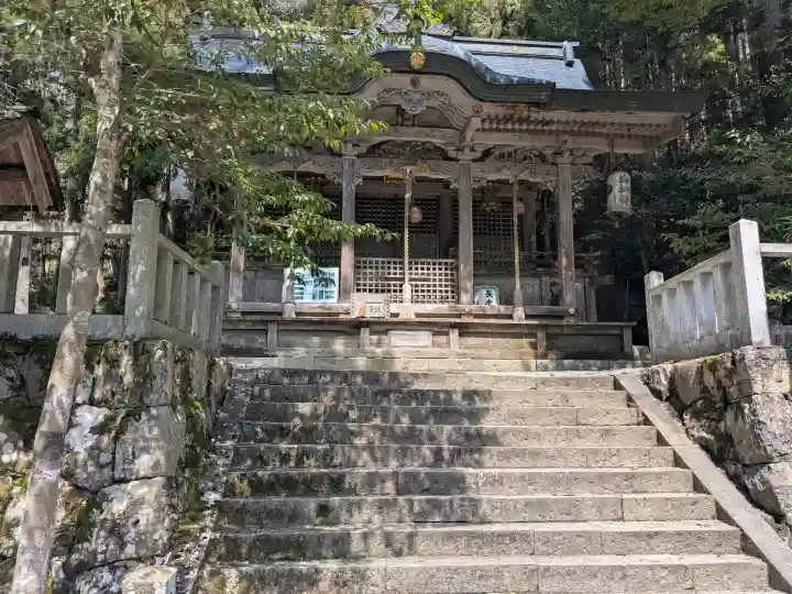知井八幡神社の{uncategorized: "未分類", other: "その他", undefined: "問題あり", building: "その他建物", grave: "お墓", sacred_gate: "鳥居", guardian: "狛犬", statue: "像", buddha: "仏像", history: "歴史", nature: "自然", garden: "庭園", animal: "動物", pagoda: "塔", temizu: "手水舎", mountain_gate: "山門・神門", sanctuary: "本殿・本堂", subordinate: "末社・摂社", art: "芸術", scenery: "景色", jizo: "地蔵", ema: "絵馬", goshuin: "御朱印", omikuji: "おみくじ", items: "授与品その他", amulet: "お守り", goshuincho: "御朱印帳", eats: "食事", festival: "お祭り", votive_dance: "神楽", shichigosan: "七五三参", wedding: "結婚式", experience: "体験その他", initially: "初詣", around: "周辺", anti_infection: "感染症対策"}