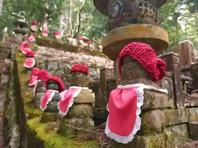 高野山金剛峯寺奥の院の{uncategorized: "未分類", other: "その他", undefined: "問題あり", building: "その他建物", grave: "お墓", sacred_gate: "鳥居", guardian: "狛犬", statue: "像", buddha: "仏像", history: "歴史", nature: "自然", garden: "庭園", animal: "動物", pagoda: "塔", temizu: "手水舎", mountain_gate: "山門・神門", sanctuary: "本殿・本堂", subordinate: "末社・摂社", art: "芸術", scenery: "景色", jizo: "地蔵", ema: "絵馬", goshuin: "御朱印", omikuji: "おみくじ", items: "授与品その他", amulet: "お守り", goshuincho: "御朱印帳", eats: "食事", festival: "お祭り", votive_dance: "神楽", shichigosan: "七五三参", wedding: "結婚式", experience: "体験その他", initially: "初詣", around: "周辺", anti_infection: "感染症対策"}