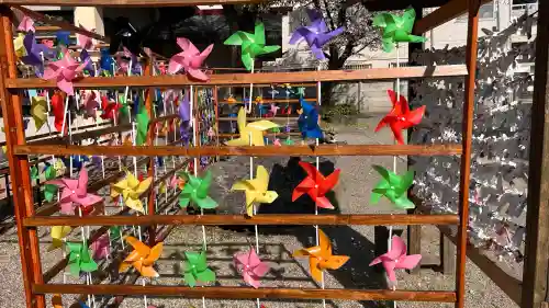 六所神社の{uncategorized: "未分類", other: "その他", undefined: "問題あり", building: "その他建物", grave: "お墓", sacred_gate: "鳥居", guardian: "狛犬", statue: "像", buddha: "仏像", history: "歴史", nature: "自然", garden: "庭園", animal: "動物", pagoda: "塔", temizu: "手水舎", mountain_gate: "山門・神門", sanctuary: "本殿・本堂", subordinate: "末社・摂社", art: "芸術", scenery: "景色", jizo: "地蔵", ema: "絵馬", goshuin: "御朱印", omikuji: "おみくじ", items: "授与品その他", amulet: "お守り", goshuincho: "御朱印帳", eats: "食事", festival: "お祭り", votive_dance: "神楽", shichigosan: "七五三参", wedding: "結婚式", experience: "体験その他", initially: "初詣", around: "周辺", anti_infection: "感染症対策"}