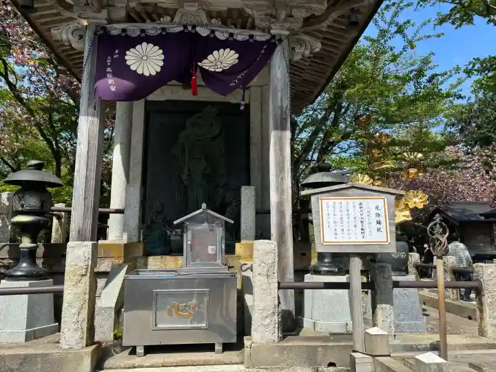 倶利迦羅不動寺山頂本堂の{uncategorized: "未分類", other: "その他", undefined: "問題あり", building: "その他建物", grave: "お墓", sacred_gate: "鳥居", guardian: "狛犬", statue: "像", buddha: "仏像", history: "歴史", nature: "自然", garden: "庭園", animal: "動物", pagoda: "塔", temizu: "手水舎", mountain_gate: "山門・神門", sanctuary: "本殿・本堂", subordinate: "末社・摂社", art: "芸術", scenery: "景色", jizo: "地蔵", ema: "絵馬", goshuin: "御朱印", omikuji: "おみくじ", items: "授与品その他", amulet: "お守り", goshuincho: "御朱印帳", eats: "食事", festival: "お祭り", votive_dance: "神楽", shichigosan: "七五三参", wedding: "結婚式", experience: "体験その他", initially: "初詣", around: "周辺", anti_infection: "感染症対策"}