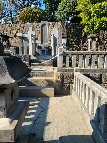 泉岳寺の{uncategorized: "未分類", other: "その他", undefined: "問題あり", building: "その他建物", grave: "お墓", sacred_gate: "鳥居", guardian: "狛犬", statue: "像", buddha: "仏像", history: "歴史", nature: "自然", garden: "庭園", animal: "動物", pagoda: "塔", temizu: "手水舎", mountain_gate: "山門・神門", sanctuary: "本殿・本堂", subordinate: "末社・摂社", art: "芸術", scenery: "景色", jizo: "地蔵", ema: "絵馬", goshuin: "御朱印", omikuji: "おみくじ", items: "授与品その他", amulet: "お守り", goshuincho: "御朱印帳", eats: "食事", festival: "お祭り", votive_dance: "神楽", shichigosan: "七五三参", wedding: "結婚式", experience: "体験その他", initially: "初詣", around: "周辺", anti_infection: "感染症対策"}