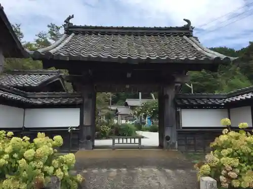 観音寺の山門