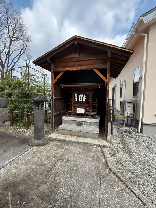 歌懸稲荷神社の{uncategorized: "未分類", other: "その他", undefined: "問題あり", building: "その他建物", grave: "お墓", sacred_gate: "鳥居", guardian: "狛犬", statue: "像", buddha: "仏像", history: "歴史", nature: "自然", garden: "庭園", animal: "動物", pagoda: "塔", temizu: "手水舎", mountain_gate: "山門・神門", sanctuary: "本殿・本堂", subordinate: "末社・摂社", art: "芸術", scenery: "景色", jizo: "地蔵", ema: "絵馬", goshuin: "御朱印", omikuji: "おみくじ", items: "授与品その他", amulet: "お守り", goshuincho: "御朱印帳", eats: "食事", festival: "お祭り", votive_dance: "神楽", shichigosan: "七五三参", wedding: "結婚式", experience: "体験その他", initially: "初詣", around: "周辺", anti_infection: "感染症対策"}