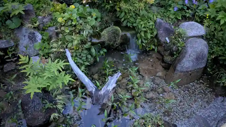 鉄道神社の庭園