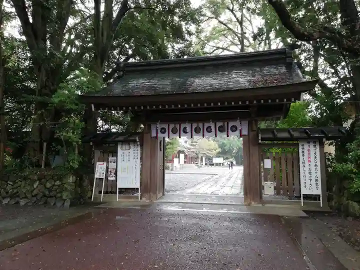 砥鹿神社(里宮)の山門・神門