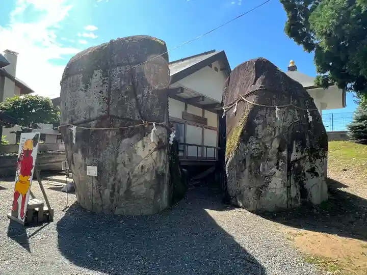 三ツ石神社(岩手県)