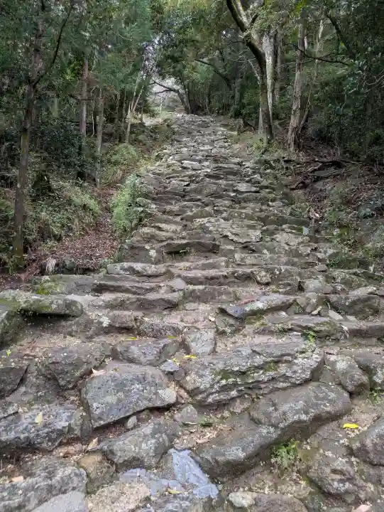 神倉神社(熊野速玉大社摂社)の{uncategorized: "未分類", other: "その他", undefined: "問題あり", building: "その他建物", grave: "お墓", sacred_gate: "鳥居", guardian: "狛犬", statue: "像", buddha: "仏像", history: "歴史", nature: "自然", garden: "庭園", animal: "動物", pagoda: "塔", temizu: "手水舎", mountain_gate: "山門・神門", sanctuary: "本殿・本堂", subordinate: "末社・摂社", art: "芸術", scenery: "景色", jizo: "地蔵", ema: "絵馬", goshuin: "御朱印", omikuji: "おみくじ", items: "授与品その他", amulet: "お守り", goshuincho: "御朱印帳", eats: "食事", festival: "お祭り", votive_dance: "神楽", shichigosan: "七五三参", wedding: "結婚式", experience: "体験その他", initially: "初詣", around: "周辺", anti_infection: "感染症対策"}