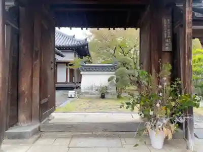 徳融寺の{uncategorized: "未分類", other: "その他", undefined: "問題あり", building: "その他建物", grave: "お墓", sacred_gate: "鳥居", guardian: "狛犬", statue: "像", buddha: "仏像", history: "歴史", nature: "自然", garden: "庭園", animal: "動物", pagoda: "塔", temizu: "手水舎", mountain_gate: "山門・神門", sanctuary: "本殿・本堂", subordinate: "末社・摂社", art: "芸術", scenery: "景色", jizo: "地蔵", ema: "絵馬", goshuin: "御朱印", omikuji: "おみくじ", items: "授与品その他", amulet: "お守り", goshuincho: "御朱印帳", eats: "食事", festival: "お祭り", votive_dance: "神楽", shichigosan: "七五三参", wedding: "結婚式", experience: "体験その他", initially: "初詣", around: "周辺", anti_infection: "感染症対策"}