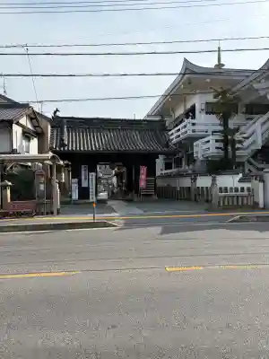 尊光寺の{uncategorized: "未分類", other: "その他", undefined: "問題あり", building: "その他建物", grave: "お墓", sacred_gate: "鳥居", guardian: "狛犬", statue: "像", buddha: "仏像", history: "歴史", nature: "自然", garden: "庭園", animal: "動物", pagoda: "塔", temizu: "手水舎", mountain_gate: "山門・神門", sanctuary: "本殿・本堂", subordinate: "末社・摂社", art: "芸術", scenery: "景色", jizo: "地蔵", ema: "絵馬", goshuin: "御朱印", omikuji: "おみくじ", items: "授与品その他", amulet: "お守り", goshuincho: "御朱印帳", eats: "食事", festival: "お祭り", votive_dance: "神楽", shichigosan: "七五三参", wedding: "結婚式", experience: "体験その他", initially: "初詣", around: "周辺", anti_infection: "感染症対策"}