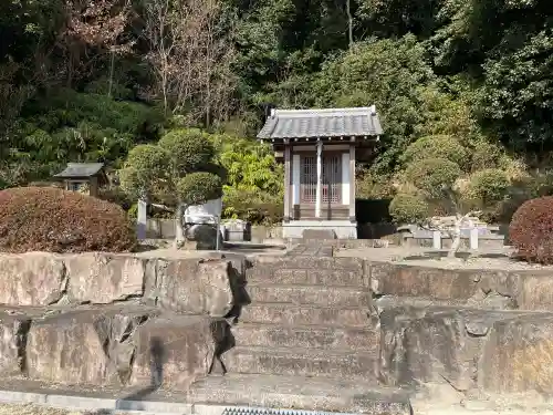 安吉神社の{uncategorized: "未分類", other: "その他", undefined: "問題あり", building: "その他建物", grave: "お墓", sacred_gate: "鳥居", guardian: "狛犬", statue: "像", buddha: "仏像", history: "歴史", nature: "自然", garden: "庭園", animal: "動物", pagoda: "塔", temizu: "手水舎", mountain_gate: "山門・神門", sanctuary: "本殿・本堂", subordinate: "末社・摂社", art: "芸術", scenery: "景色", jizo: "地蔵", ema: "絵馬", goshuin: "御朱印", omikuji: "おみくじ", items: "授与品その他", amulet: "お守り", goshuincho: "御朱印帳", eats: "食事", festival: "お祭り", votive_dance: "神楽", shichigosan: "七五三参", wedding: "結婚式", experience: "体験その他", initially: "初詣", around: "周辺", anti_infection: "感染症対策"}