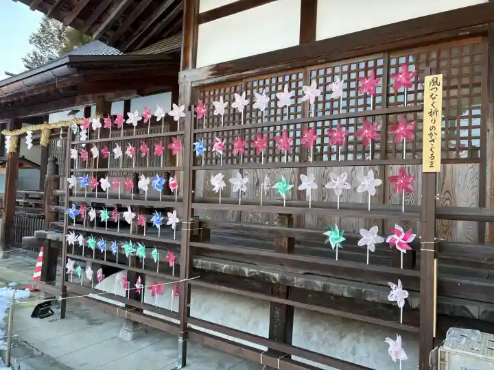 飛驒護國神社の{uncategorized: "未分類", other: "その他", undefined: "問題あり", building: "その他建物", grave: "お墓", sacred_gate: "鳥居", guardian: "狛犬", statue: "像", buddha: "仏像", history: "歴史", nature: "自然", garden: "庭園", animal: "動物", pagoda: "塔", temizu: "手水舎", mountain_gate: "山門・神門", sanctuary: "本殿・本堂", subordinate: "末社・摂社", art: "芸術", scenery: "景色", jizo: "地蔵", ema: "絵馬", goshuin: "御朱印", omikuji: "おみくじ", items: "授与品その他", amulet: "お守り", goshuincho: "御朱印帳", eats: "食事", festival: "お祭り", votive_dance: "神楽", shichigosan: "七五三参", wedding: "結婚式", experience: "体験その他", initially: "初詣", around: "周辺", anti_infection: "感染症対策"}